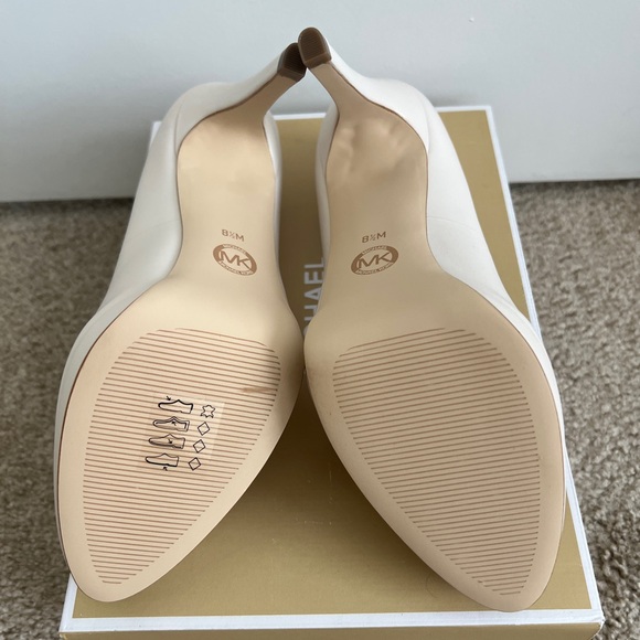 Michael Kors leather pumps in Light Cream, Size 8.5 - Picture 5 of 5